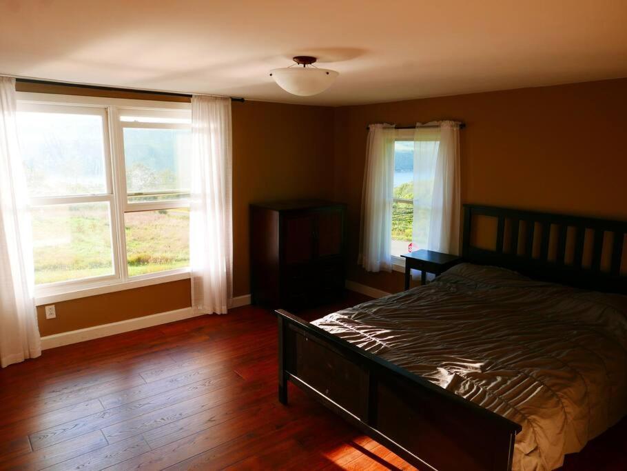 Vineyard Farmhouse With Hot Tub & Lake Views ハモンズポート エクステリア 写真