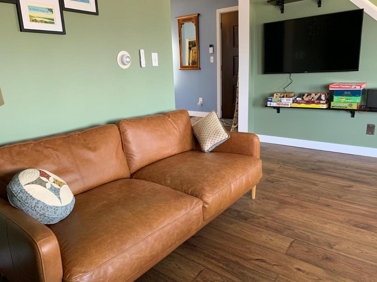 Vineyard Farmhouse With Hot Tub & Lake Views ハモンズポート エクステリア 写真